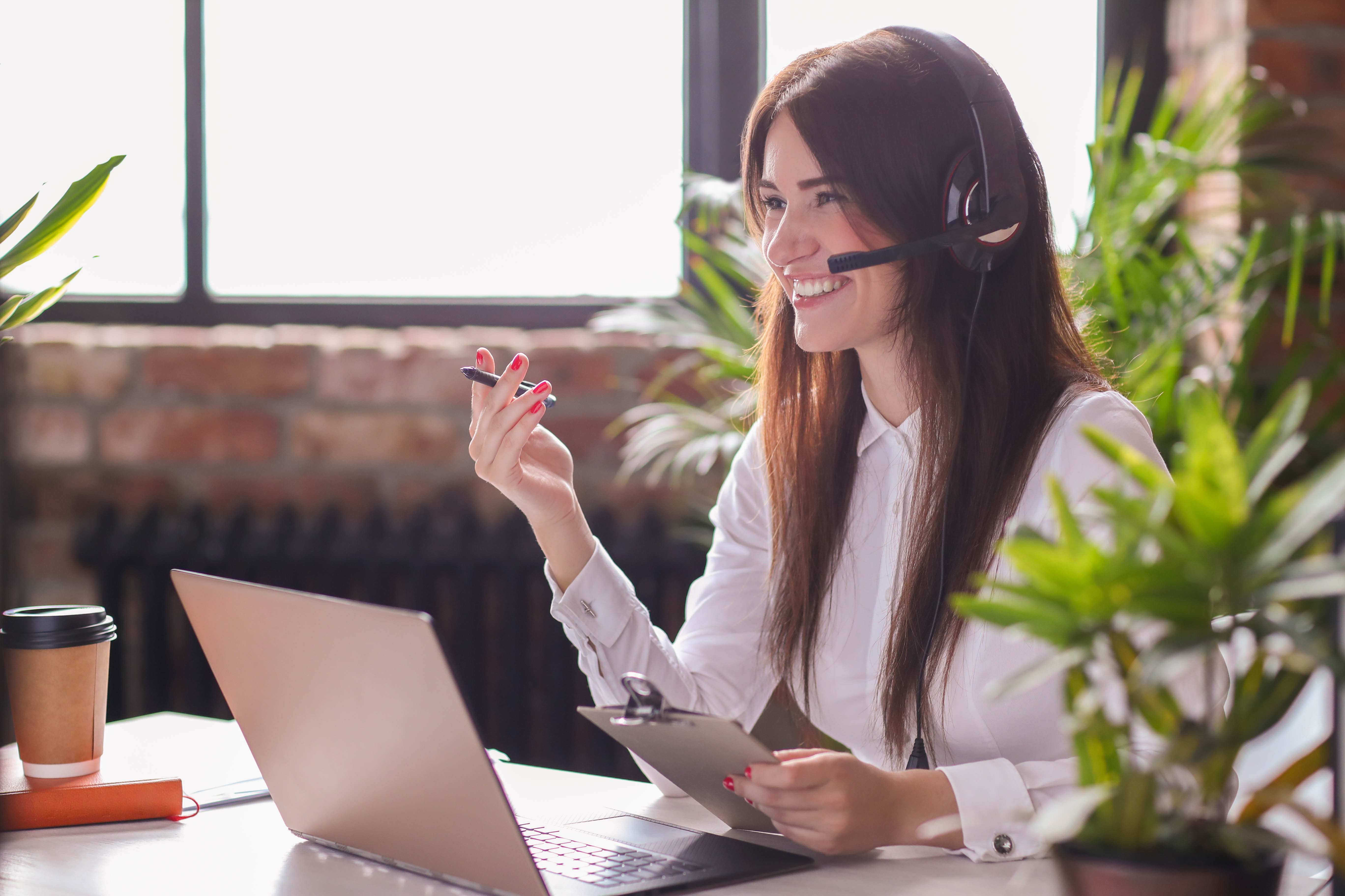 portrait-woman-customer-service-worker.